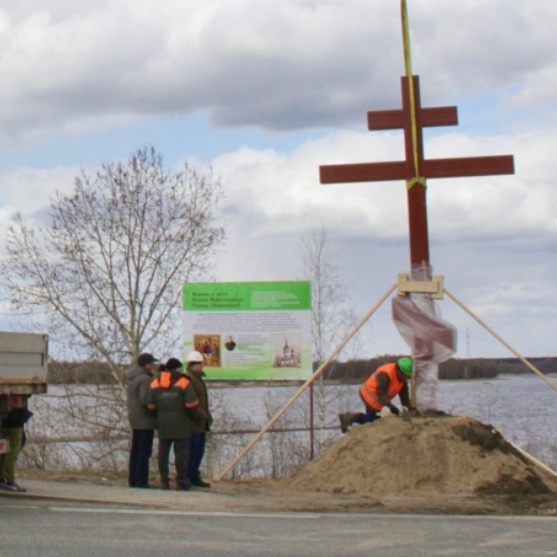 На Камских заливах восстановили поклонный крест