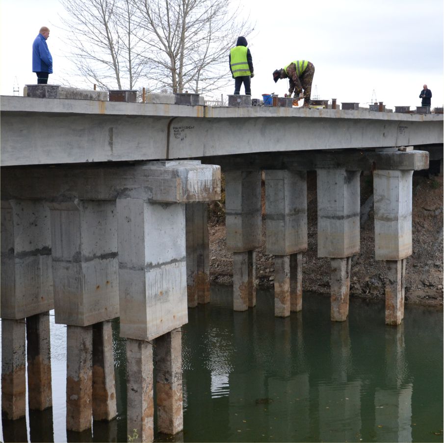 На мосту через реку Зырянка строители готовятся к бетонированию выравнивающего слоя дорожной одежды