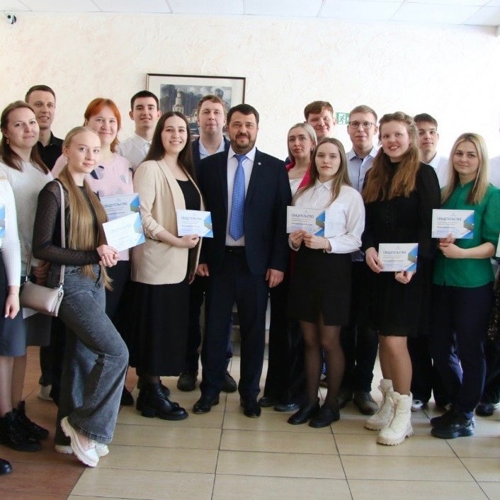 Глава Березников Алексей Казаченко вручил активистам свидетельства о зачислении в Молодёжный кадровый резерв